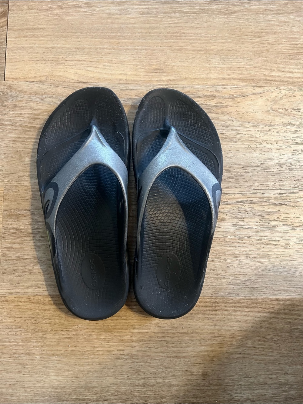 OOFOS Men's Black and Silver Flip-Flops